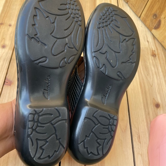 Clarks Black Sandals with Chunky Sole and Woven Straps - Picture 4 of 5